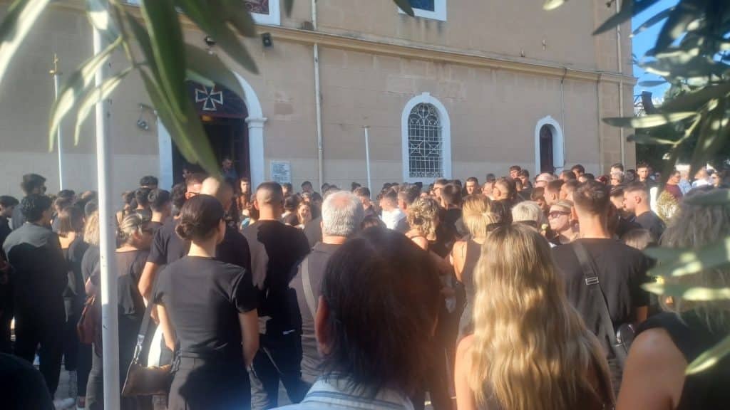 Η μεγάλη παρέα δεν θα έχει απόντες! ΝΙΚΟΣ και ΔΗΜΗΤΡΗΣ... ΠΑΡΟΝΤΕΣ! Στα μαύρα η Πάτρα για τα δύο παλικάρια - ΦΩΤΟ