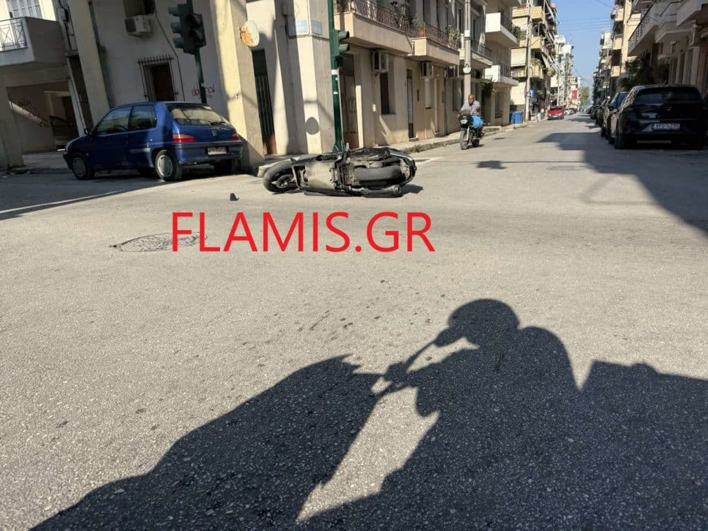 ΠΑΤΡΑ - ΤΩΡΑ: Εκτινάχτηκε ο οδηγός δικύκλου μετά από σύγκρουση με ΙΧ στην Ιεροθέου - ΦΩΤΟ