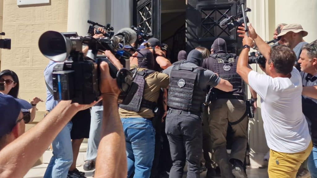 Πάτρα - Δυτική Ελλάδα Στην Πάτρα για την απολογία της η Ειρήνη Μουρτζούκου – Έφτασε στα δικαστήρια, οργή και αποδοκιμασίες από το πλήθος – (ΦΩΤΟ & ΒΙΝΤΕΟ) Αρχείο εικόνας WhatsApp 2025 07 13 στις 10.58.17 b0173520
