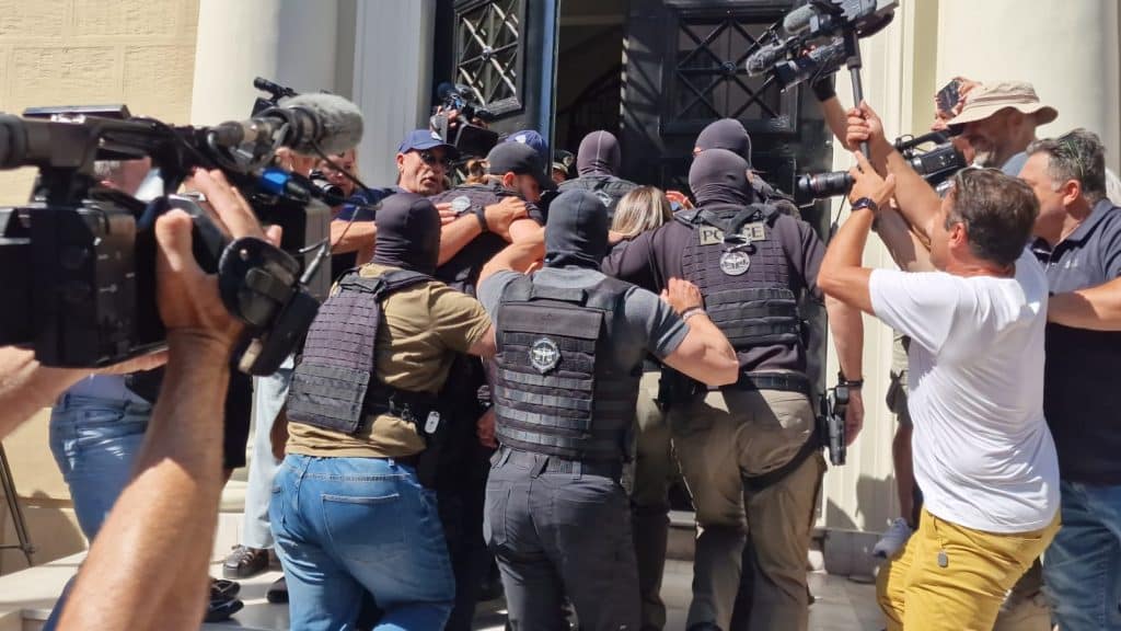 Πάτρα - Δυτική Ελλάδα Στην Πάτρα για την απολογία της η Ειρήνη Μουρτζούκου – Έφτασε στα δικαστήρια, οργή και αποδοκιμασίες από το πλήθος – (ΦΩΤΟ & ΒΙΝΤΕΟ) Αρχείο εικόνας WhatsApp 2025 07 13 στις 10.58.17 b56a0573