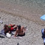Στις παραλίες με σνακς από το σπίτι: Η ακρίβεια φέρνει... καλάθι θαλάσσης - ΒΙΝΤΕΟ