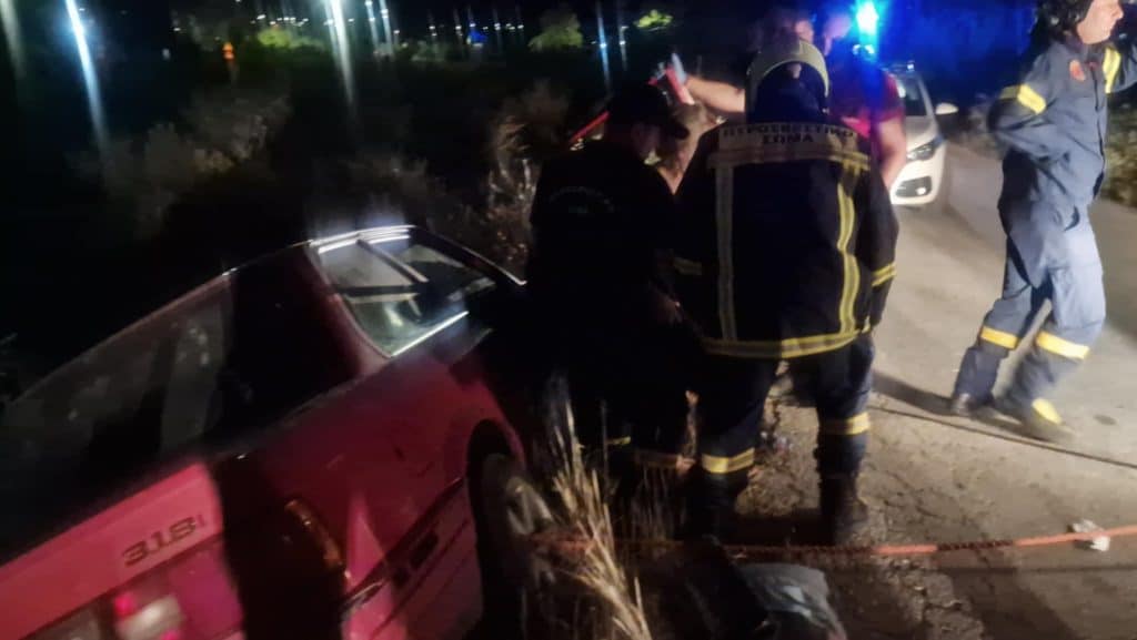 ΠΑΤΡΑ - ΤΩΡΑ: Συναγερμός στην Γλαύκου! ΙΧ βρέθηκε να "αιωρείται" σε πλάγια θέση εκτός δρόμου! Εγκλωβισμένη γυναίκα - ΦΩΤΟ
