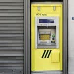 Πολιτικός «σεισμός» για τις χρεώσεις στα ΑΤΜ – Τι απαντά η Τράπεζα Πειραιώς
