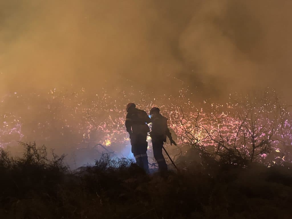 ΠΑΤΡΑ: Ολονύχτια μάχη για τους πυροσβέστες! Πώς κατάφεραν να μην φθάσουν οι φλόγες στα σπίτια - ΒΙΝΤΕΟ