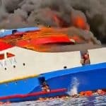 Ινδονησία: Στις φλόγες πλοίο με 280 επιβάτες – Δραματικά πλάνα με ανθρώπους στην θάλασσα