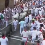 Ισπανία: Ταύρος κάρφωσε άνδρα στο ετήσιο φεστιβάλ στην Παμπλόνα – 8 τραυματίες