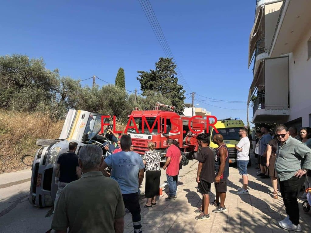 ΠΑΝΙΚΟΣ ΣΤΗΝ ΑΧΑΓΙΑ: Τούμπαρε αμάξι του Δήμου - Επέβαιναν 3 εργαζόμενοι - ΦΩΤΟ