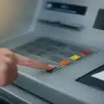 Το νέο τοπίο για τις τραπεζικές προμήθειες – Τι άλλαξε και τι ισχύει πλέον (πίνακας)