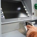 Πριν απ’ τον Δεκαπενταύγουστο οι νέες χρεώσεις στα ΑΤΜ – Αντιμέτωπα με λουκέτο χιλιάδες μηχανήματα