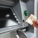 ΑΤΜ: Ποιοι θα έχουν πλαφόν στις δωρεάν αναλήψεις από τις τράπεζες