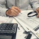 Εφορία: Κλείνουν οι λογαριασμοί με αναδρομικά και τεκμήρια
