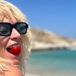 Η Ελεωνόρα Ζουγανέλη τρώει ντομάτα στην παραλία φορώντας το μαγιό της κι αποκαλύπτει τι σημαίνει καλοκαίρι