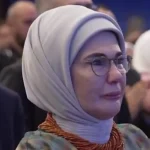 Εμινέ Ερντογάν: Ξέσπασε σε δάκρυα η σύζυγος του Τούρκου προέδρου μετά τον αφοπλισμό του PKK – Δείτε βίντεο