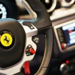 Ferrari: Μετά το “touch” επαναφέρει τους φυσικούς διακόπτες στο τιμόνι