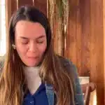 Συγκινεί βίντεο με γυναίκα που τρώει το τελευταίο γεύμα που της είχε αφήσει η μητέρα της στην κατάψυξη πριν πεθάνει