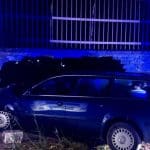 Ηγουμενίτσα: Αυτοκίνητο «καρφώθηκε» και γκρέμισε τοίχο γηπέδου κατά τη διάρκεια καταδίωξης – ΦΩΤΟ