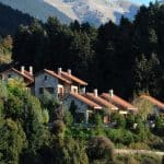 AXAΪΑ: Κι όμως αγοράζουν εξοχικά - Το "προφίλ" των αγοραστών