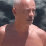Eros Ramazzotti: Ηλιοθεραπεία και βουτιές σε παραλία της Μυκόνου με την σύζυγο και την κόρη του