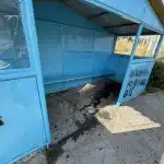 ΠΑΤΡΑ: Στάση λεωφορείου... σκουπιδότοπος