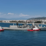 Η στιγμή που η φρεγάτα “Αδρίας” δένει στο λιμάνι της Πάτρας – Βίντεο