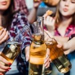Τζογάρουν, καπνίζουν και πίνουν αλκοόλ οι 16χρονοι στην Ελλάδα – Η σύγκριση με τους εφήβους της Ευρώπης