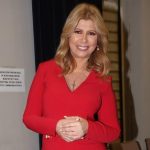 Ζήνα Κουτσελίνη: Πόζαρε αγκαλιά με τον σύζυγό της με φόντο το ηλιοβασίλεμα