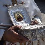 Δεσπότης μπήκε στη φωτιά με το λείψανο της Αγίας Παρασκευής και το θαύμα έγινε!!!
