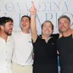 Ο Γιάννης Πάριος αγκαλιά με τους γιους του στην παρουσίαση του νέου του δίσκου
