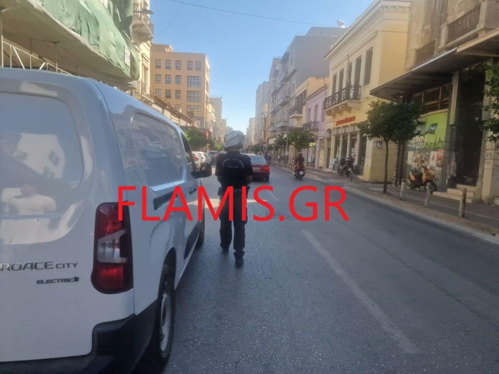 ΠΑΤΡΑ - ΦΩΤΟ: Δεύτερο περιστατικό με πτώση σωλήνα από πολυκατοικία! Θα τους ερχόταν... ο ουρανός σφοντύλι! ΦΩΤΟ