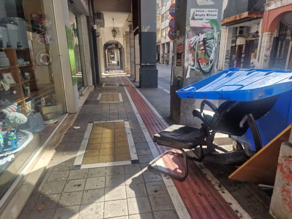 ΑΠΕΡΓΟΥΣΑΝ ΟΙ ΕΡΓΑΖΟΜΕΝΟΙ… Γέμισε σκουπίδια η Πάτρα το Σαββατοκύριακο - ΔΕΙΤΕ ΦΩΤΟ! Τα χάλια στα πεζοδρόμια