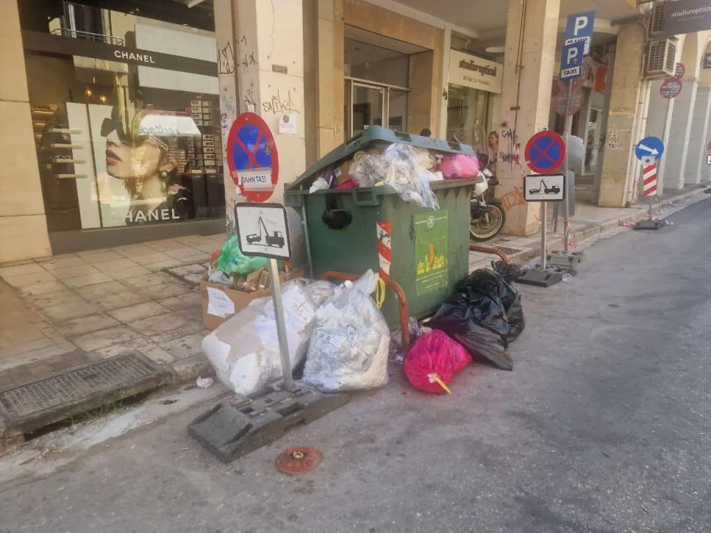 ΑΠΕΡΓΟΥΣΑΝ ΟΙ ΕΡΓΑΖΟΜΕΝΟΙ… Γέμισε σκουπίδια η Πάτρα το Σαββατοκύριακο - ΔΕΙΤΕ ΦΩΤΟ! Τα χάλια στα πεζοδρόμια