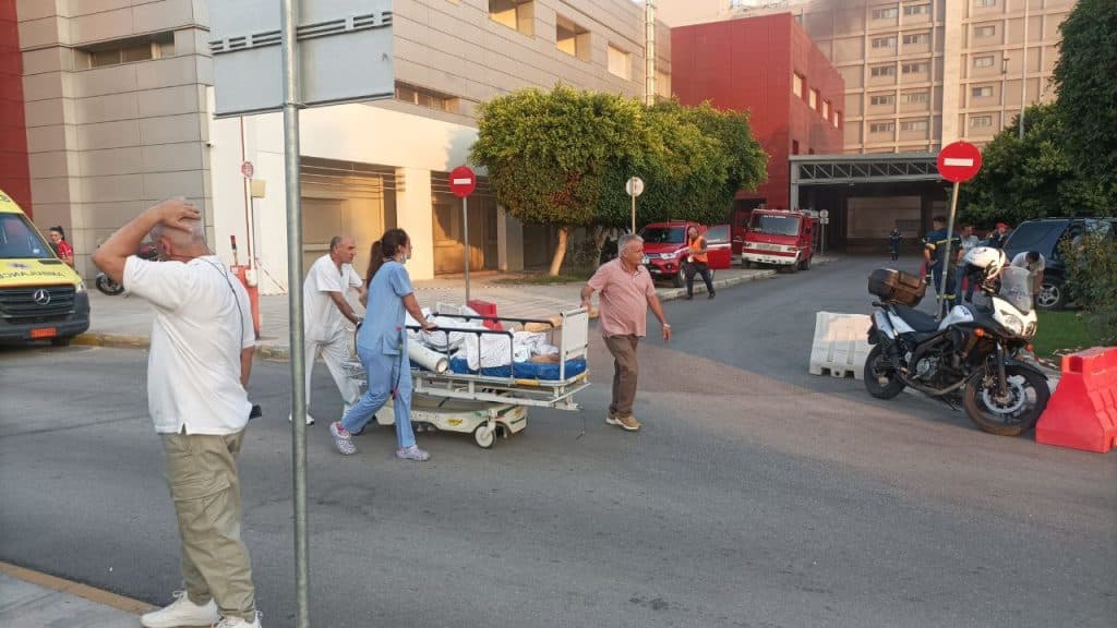 ΠΑΤΡΑ: Εκκενώθηκαν κλινικές του Νοσοκομείου - Ασθενείς μεταφέρονται με φορεία - ΒΙΝΤΕΟ