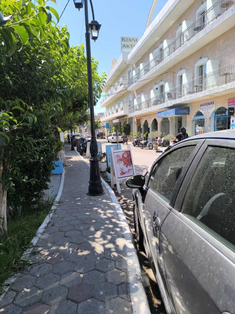 ΣΕΛΙΑΝΙΤΙΚΑ (ΚΑΙ ΟΧΙ ΜΟΝΟ): «Οργιάζει» το «καβάτζωμα» της θέσης μπροστά από καταστήματα - ΔΕΙΤΕ ΦΩΤΟ