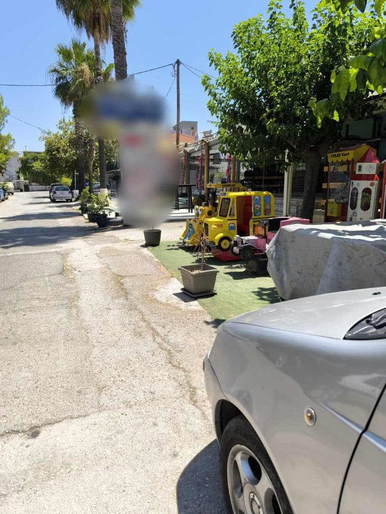 ΣΕΛΙΑΝΙΤΙΚΑ (ΚΑΙ ΟΧΙ ΜΟΝΟ): «Οργιάζει» το «καβάτζωμα» της θέσης μπροστά από καταστήματα - ΔΕΙΤΕ ΦΩΤΟ
