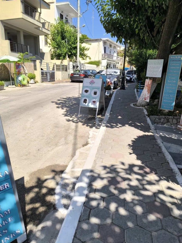 ΣΕΛΙΑΝΙΤΙΚΑ (ΚΑΙ ΟΧΙ ΜΟΝΟ): «Οργιάζει» το «καβάτζωμα» της θέσης μπροστά από καταστήματα - ΔΕΙΤΕ ΦΩΤΟ