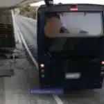 Κεφαλονιά: Τουριστικό πούλμαν έπεσε πάνω σε…μπαλκόνι! ΦΩΤΟ