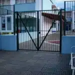Κουκουλοφόροι επιτέθηκαν σε δύο 13χρονους σε αυλή σχολείου, τους κυνήγησαν με ρόπαλα και μαχαίρια