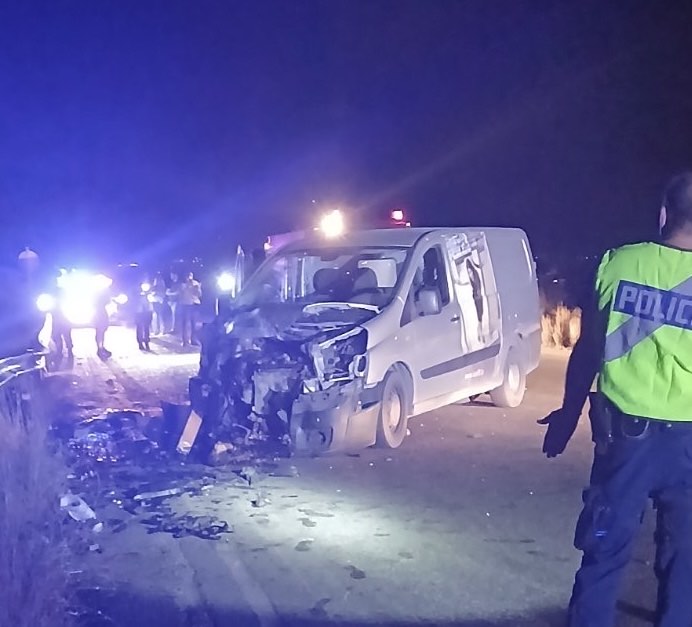 ΔΥΤΙΚΗ ΕΛΛΑΔΑ: ΤΡΑΓΩΔΙΑ ΜΕ 21ΧΡΟΝΟ: Το ΙΧ συγκρούστηκε με βαν, πήρε φωτιά και το παλικάρι κάηκε - ΦΩΤΟ