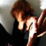 Ξυλοκόπησε τη σύντροφό του και την μαχαίρωσε στο στήθος – Συνελήφθη 56χρονος
