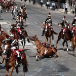 Απρόοπτο στην στρατιωτική παρέλαση στο Παρίσι - Άλογο σωριάστηκε στο έδαφος