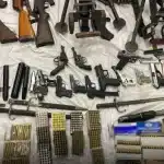 Οπλοστάσιο φρίκης: Πάνω από 170 όπλα στο σπίτι του αποστράτου στο Κιάτο (ΦΩΤΟ)