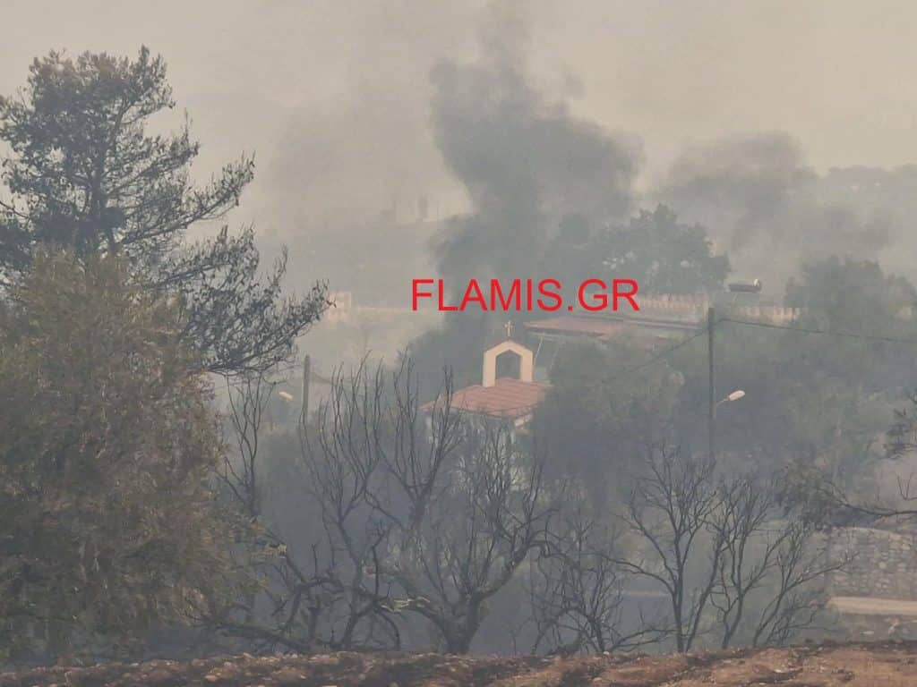 To flamis.gr μέσα στη φωτιά στη Βούντενη - Δείτε συγκλονιστικά βίντεο με φλόγες δίπλα από τα σπίτια