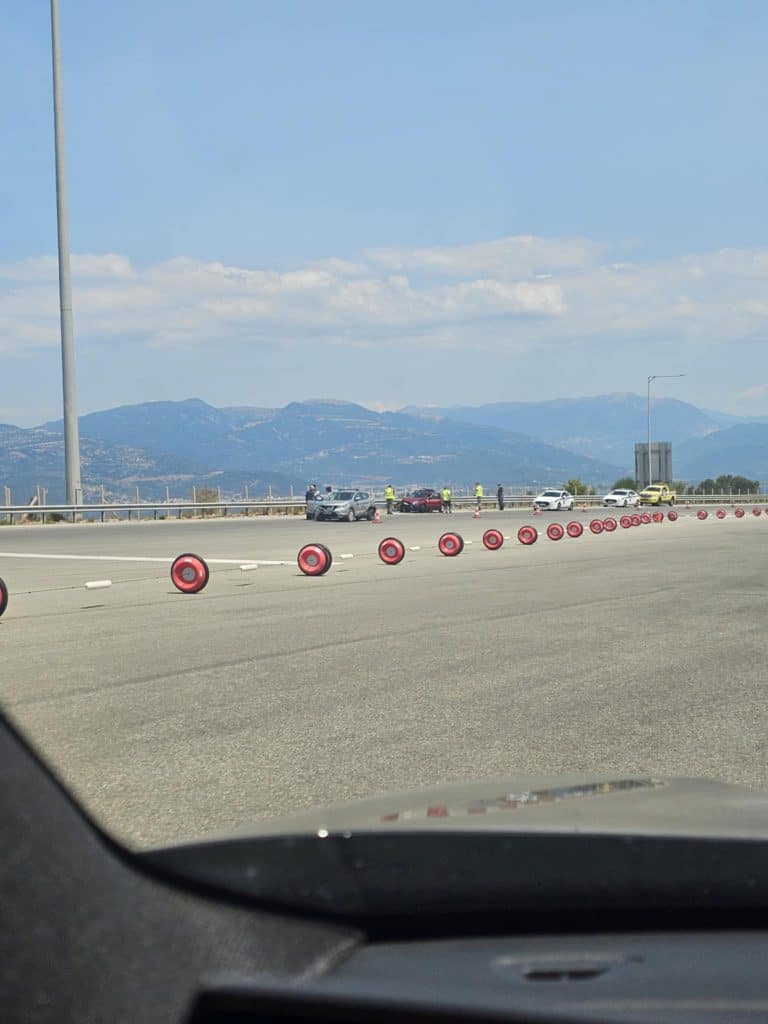 ΔΕΙΤΕ ΦΩΤΟ: Τροχαίο πριν τα διόδια Αραχωβιτίκων! ΙΧ με όχημα του Λιμενικού