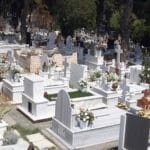 ΑΧΑΪΑ: Μπαίνει χρώμα στους τάφους του νεκροταφείου! Πράσινο, κόκκινο, βαθύ κόκκινο και μπλε