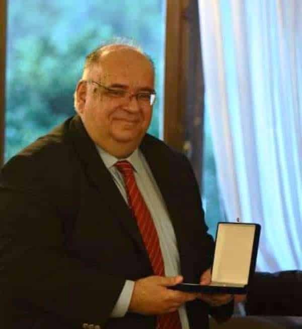 ΣΟΚ ΣΤΗΝ ΠΑΤΡΑ: Ο καθηγητής και ιεροψάλτης Στέφανος Σκαρπέλος "έσβησε" στα Βραχνέϊκα