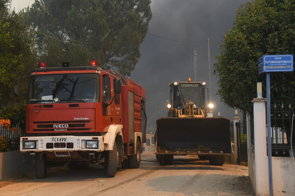 Πάτρα: Στα πύρινα μέτωπα η Δημοτική αρχή με εργαζόμενους και μηχανήματα του Δήμου