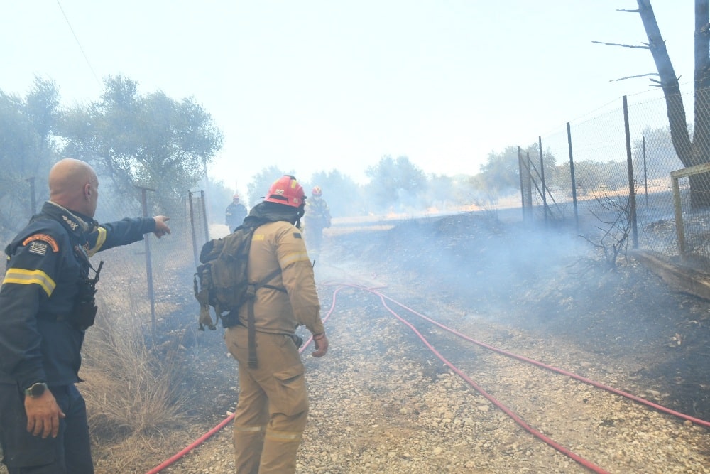 Πάτρα: Στα πύρινα μέτωπα η Δημοτική αρχή με εργαζόμενους και μηχανήματα του Δήμου