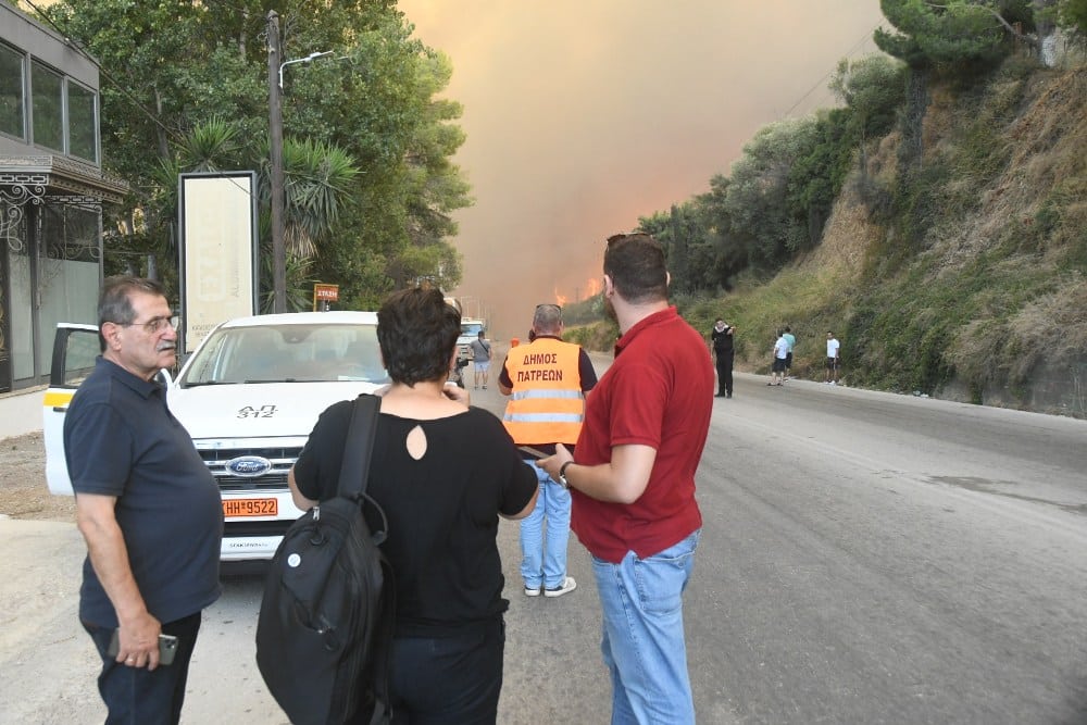 Πάτρα: Στα πύρινα μέτωπα η Δημοτική αρχή με εργαζόμενους και μηχανήματα του Δήμου