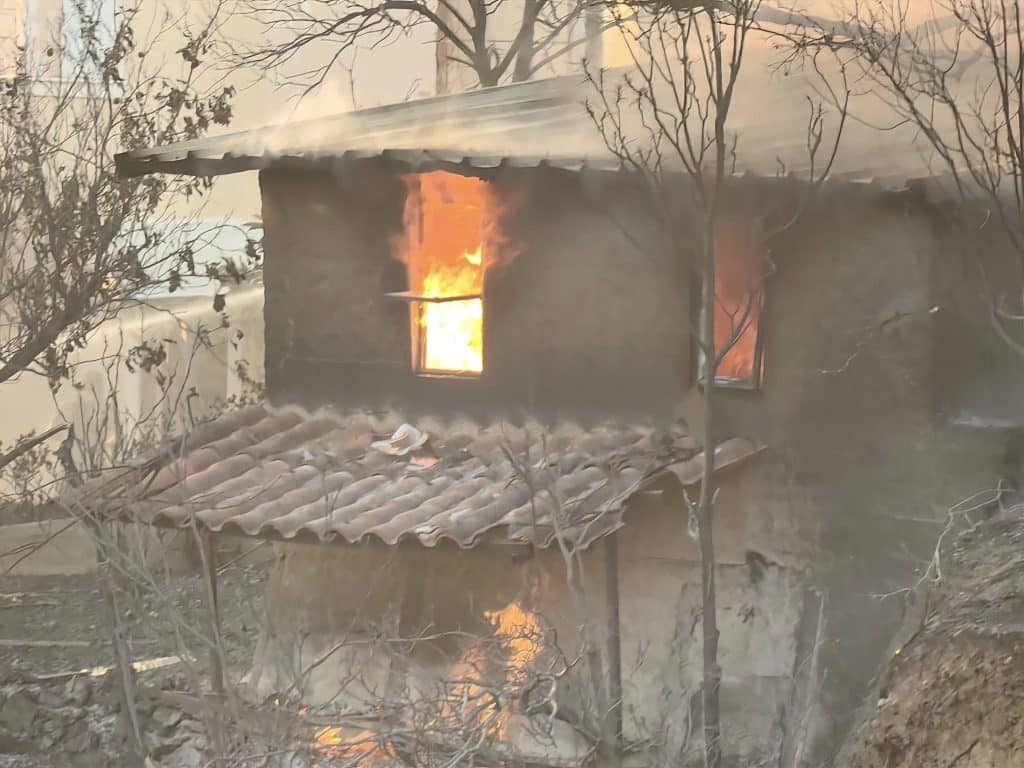 ΠΑΤΡΑ - ΔΕΙΤΕ ΦΩΤΟ: Κάηκαν σπίτια πάνω από την Αρόη - ΚΡΑΝΙΟΥ ΤΟΠΟΣ Η ΠΕΡΙΟΧΗ