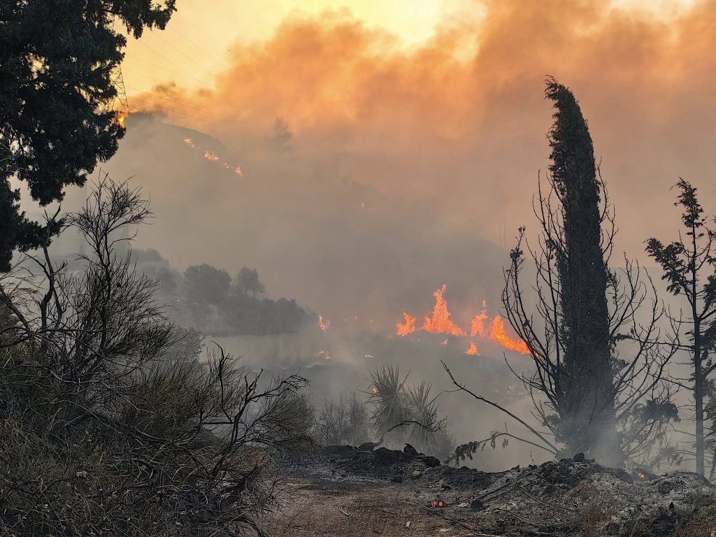 ΠΑΤΡΑ - ΔΕΙΤΕ ΦΩΤΟ: Κάηκαν σπίτια πάνω από την Αρόη - ΚΡΑΝΙΟΥ ΤΟΠΟΣ Η ΠΕΡΙΟΧΗ